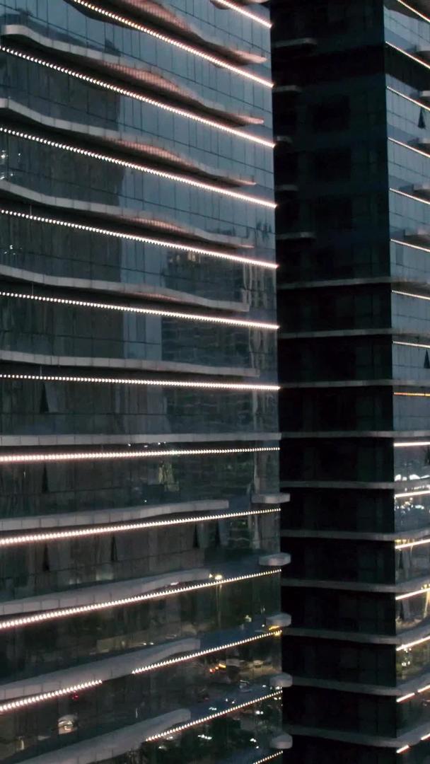 城市摩天大楼写字楼视频素材在夜间航拍视频的预览图