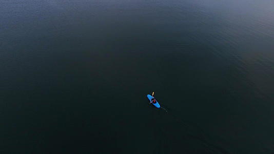 加亚克漂浮在平静的海面上视频的预览图