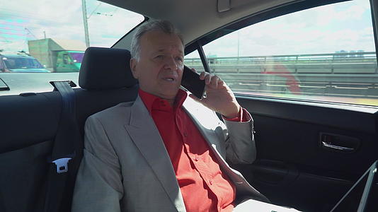 男人在车里打电话视频的预览图