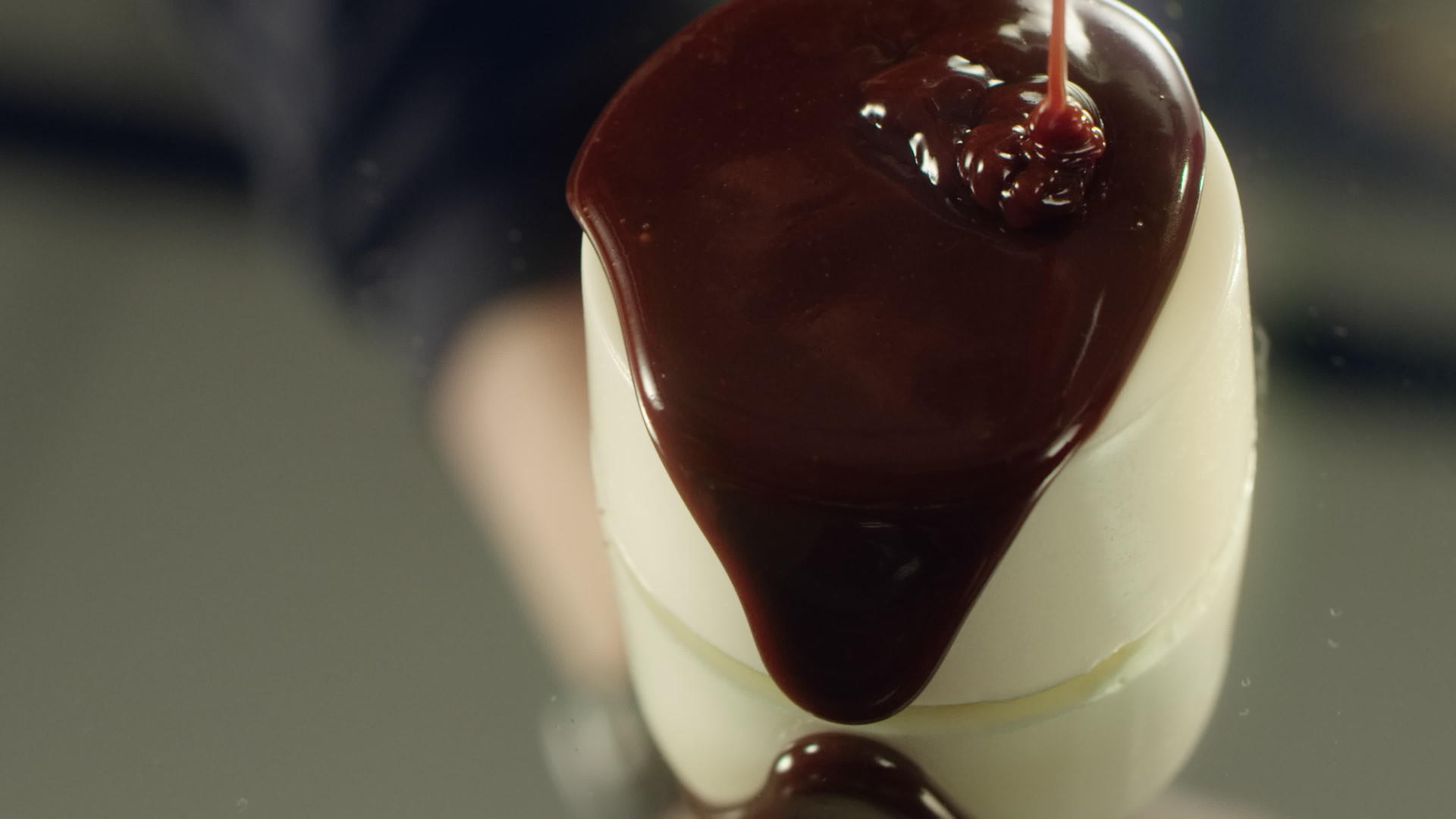 巧克力冰覆盖白蛋糕表面视频的预览图