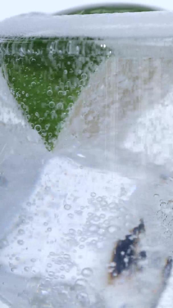 一杯气泡水和青柠视频的预览图