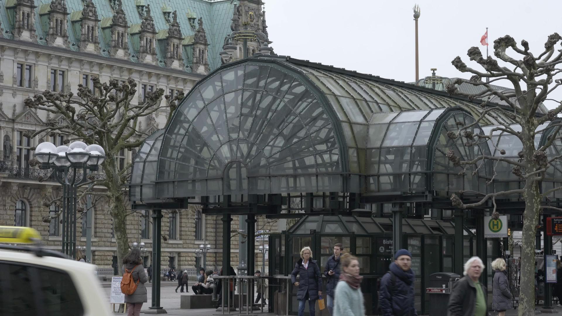 德国汉堡公交车站市政厅视频的预览图