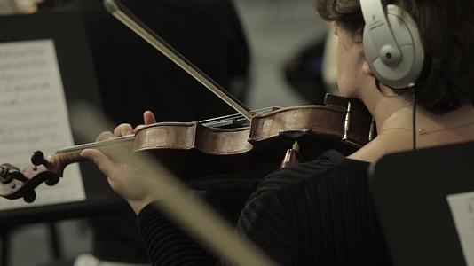 音乐家手中的小提琴视频的预览图