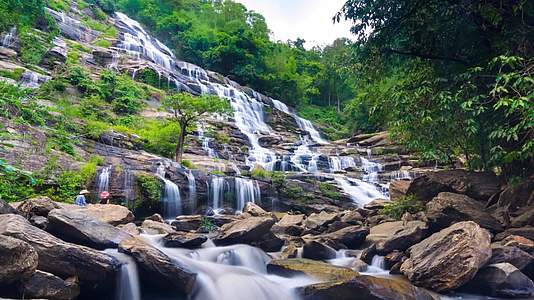 著名的印度国家公园Maeya瀑布视频的预览图