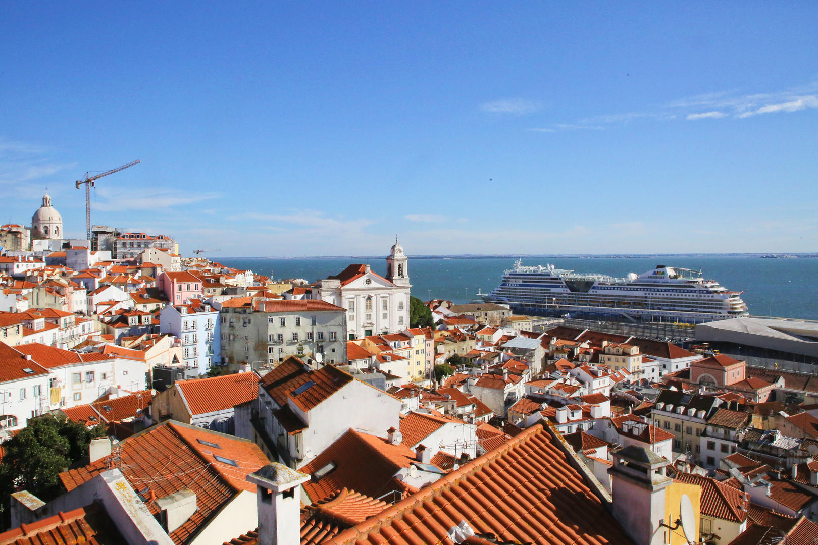 葡萄牙里斯本阿尔法玛区老城建筑视频的预览图