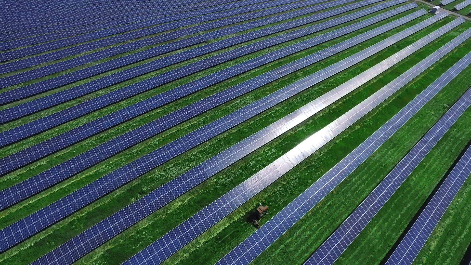 光伏太阳能电池板长在明天的绿地上视频的预览图