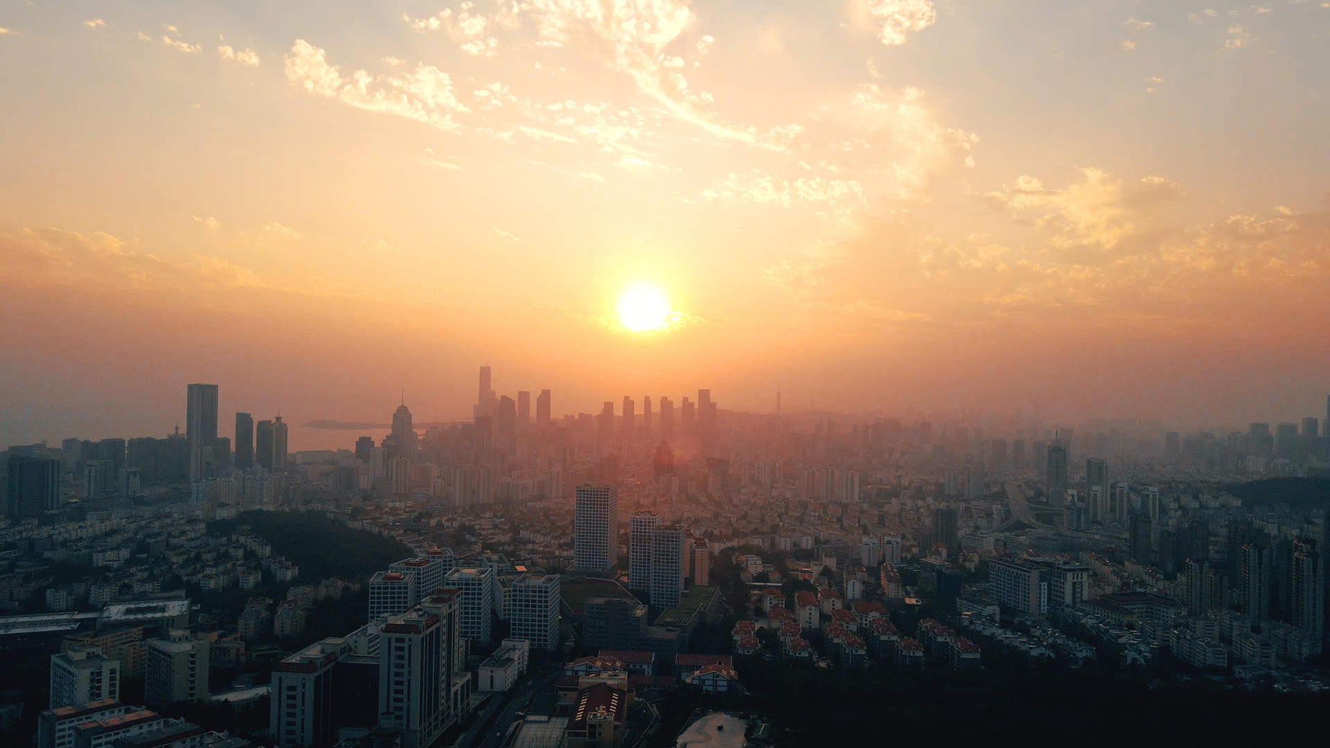 4k航拍夕阳笼罩下的城市落日视频的预览图