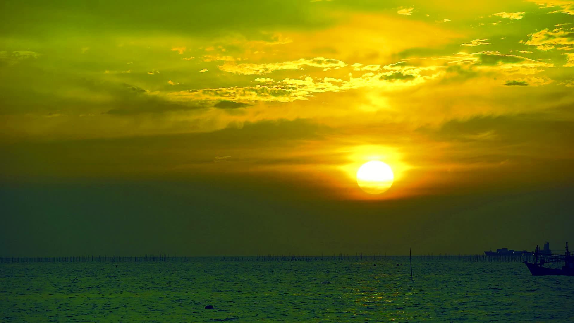 日落和渔船停在黑暗的绿色天空视频的预览图