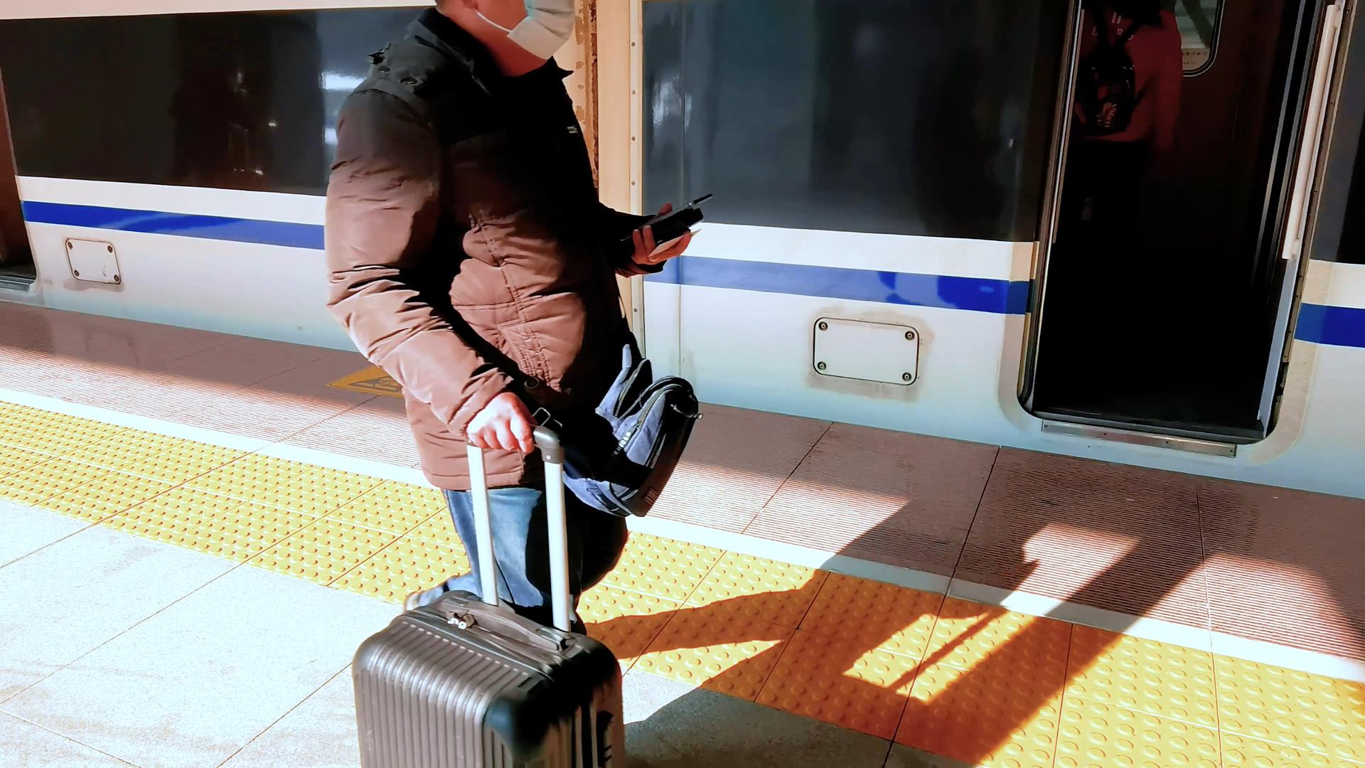 4K火车站站台推着行李箱赶火车的人群视频的预览图