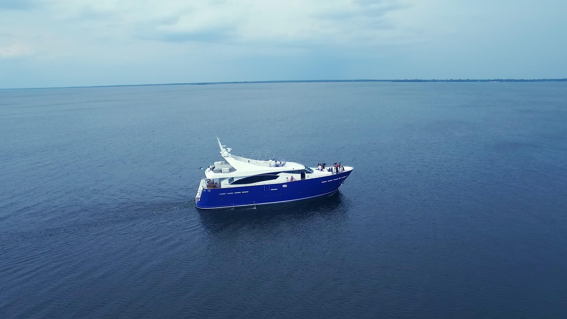 在宁静的大海中航行的豪华船只视频的预览图