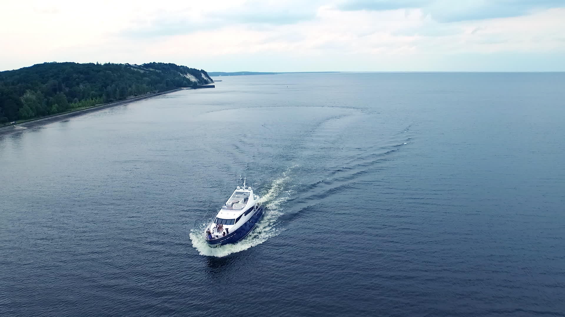 豪华游艇航行山区海岸线视频的预览图