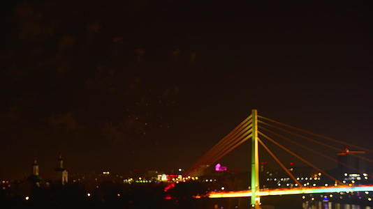 在城市假期的黑暗天空中五颜六色的烟花表演节日期间闪烁的烟花夜晚城市景观中烟花的背景视频的预览图