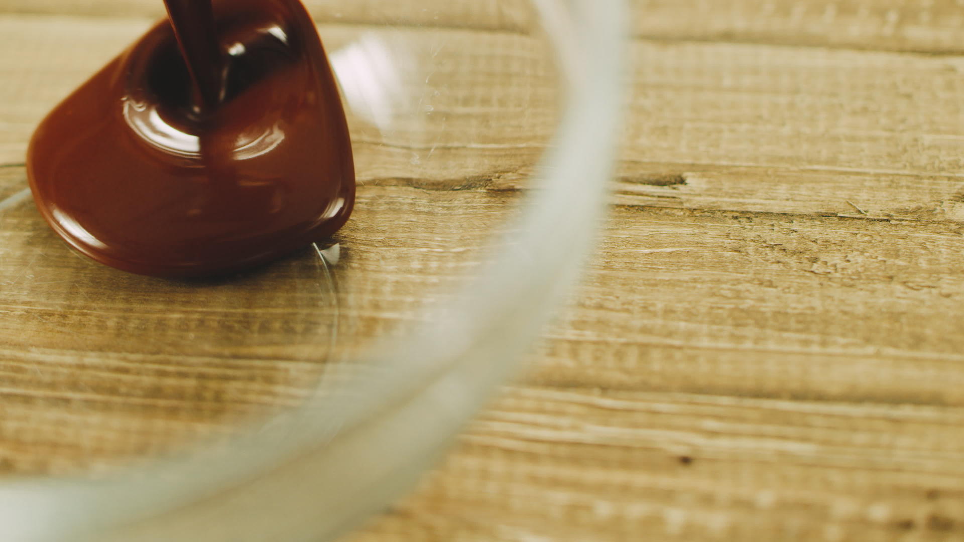 巧克力融化把透明碗倒在木桌上视频的预览图