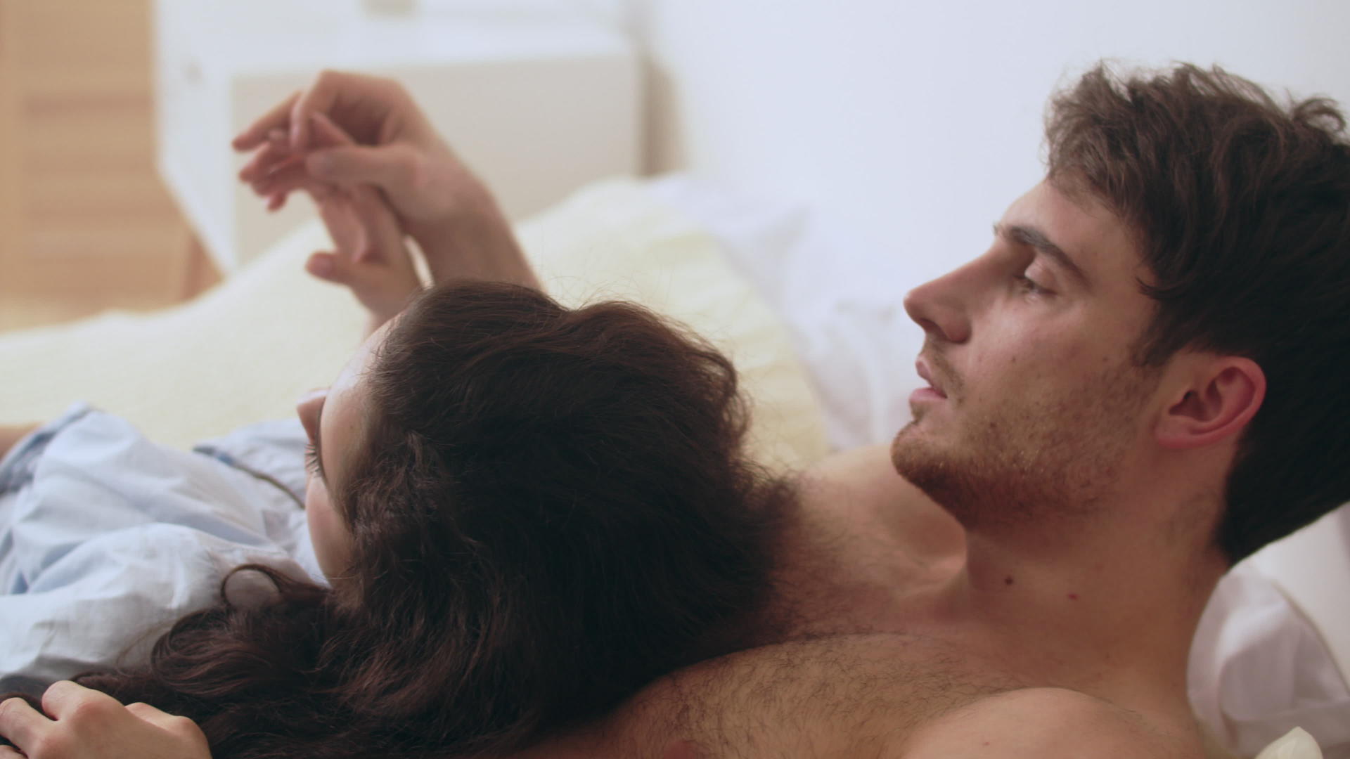 年轻已婚夫妇睡在卧室的组合视频的预览图