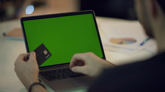 在笔记本电脑的绿色屏幕上打印男士信用卡号码视频的预览图
