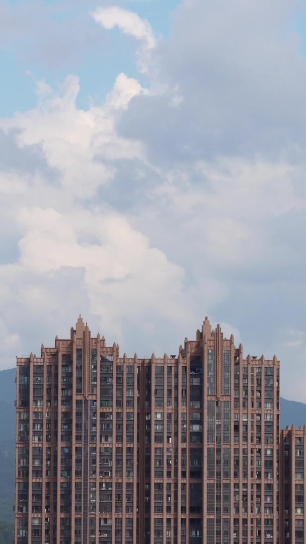 蓝天白云城市小区高楼延时摄影视频的预览图
