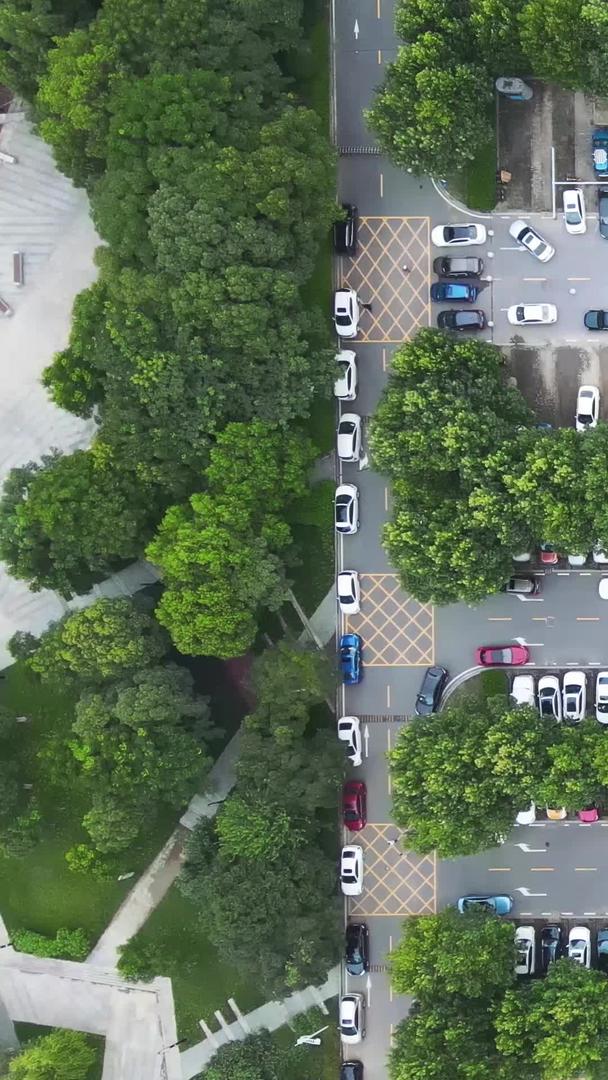 航拍城市住宅小区公共地面管理有序停放的车辆停车场材料视频的预览图