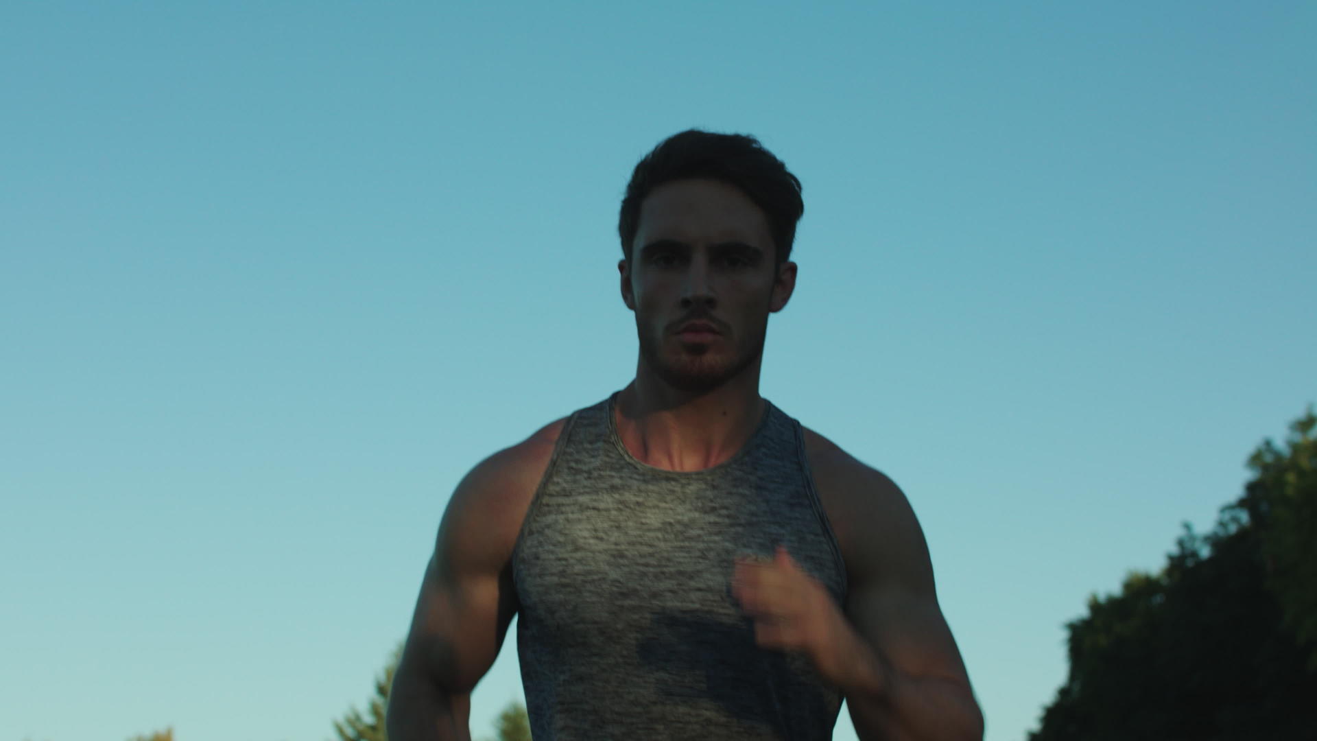 男性跑步者在公园里训练心理锻炼视频的预览图