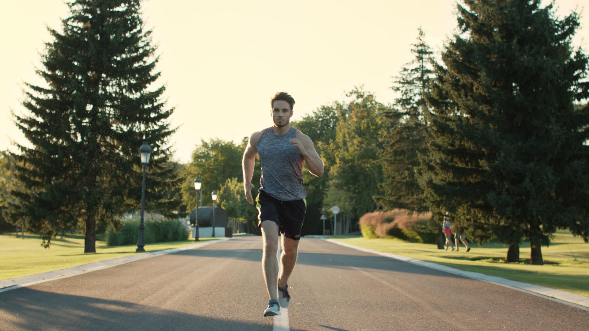 男性跑步者在公园训练马拉松视频的预览图
