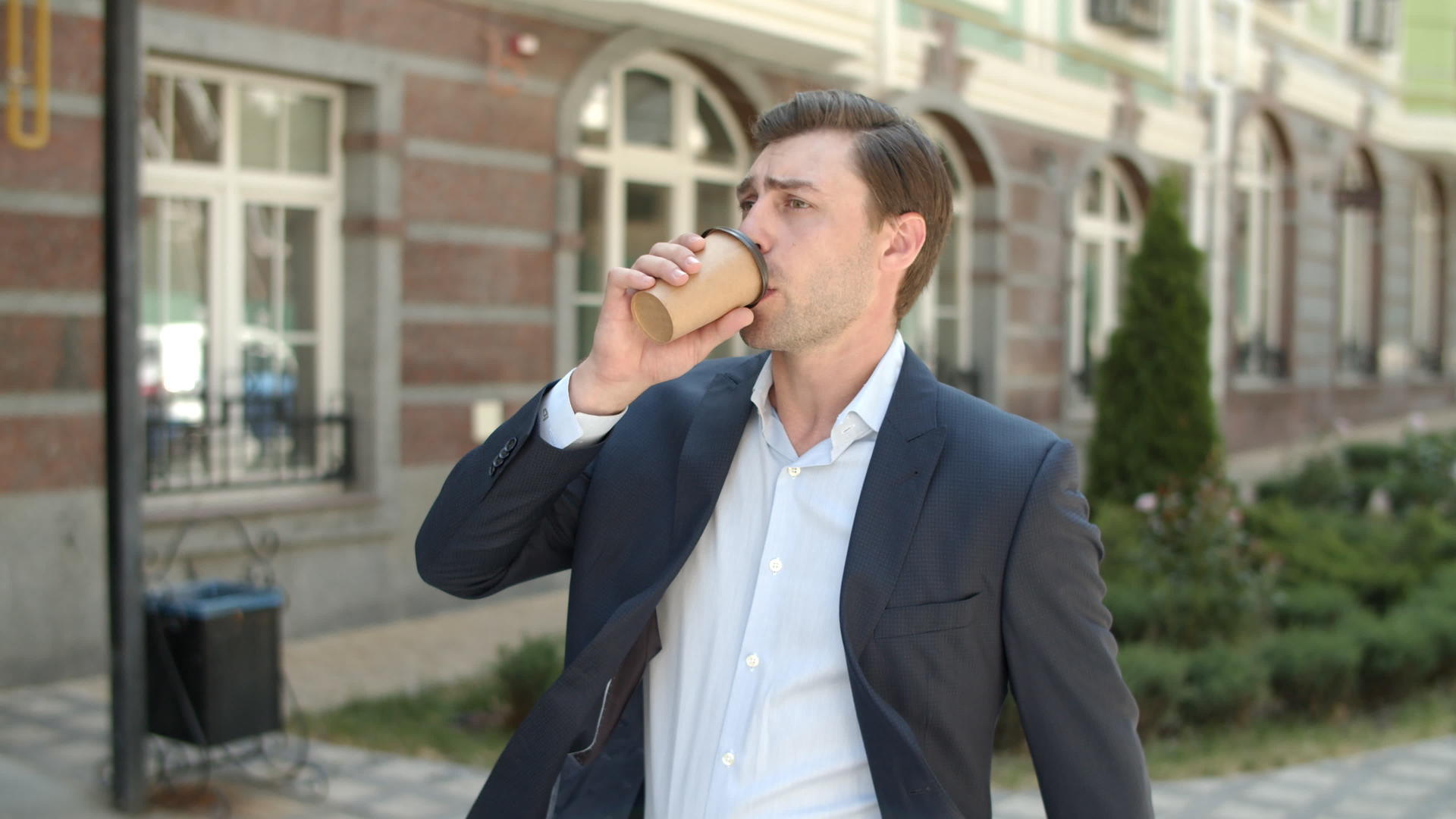 男人在工作前喝咖啡视频的预览图