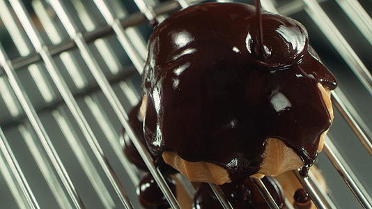 巧克力融化在美味的蛋糕上慢地流动视频的预览图