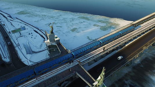 冬天城市的冰河铁路火车桥视频的预览图