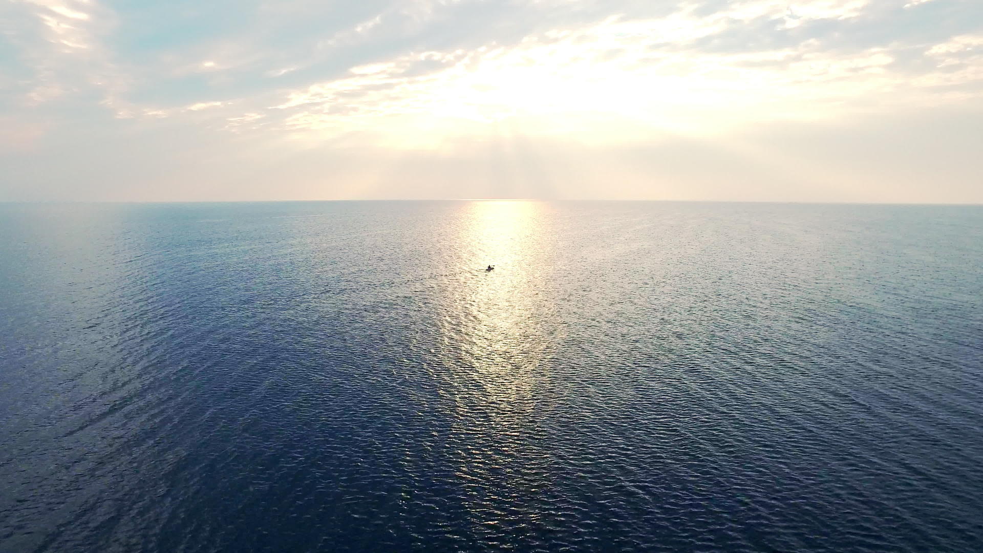 日落风景的男子皮艇视频的预览图