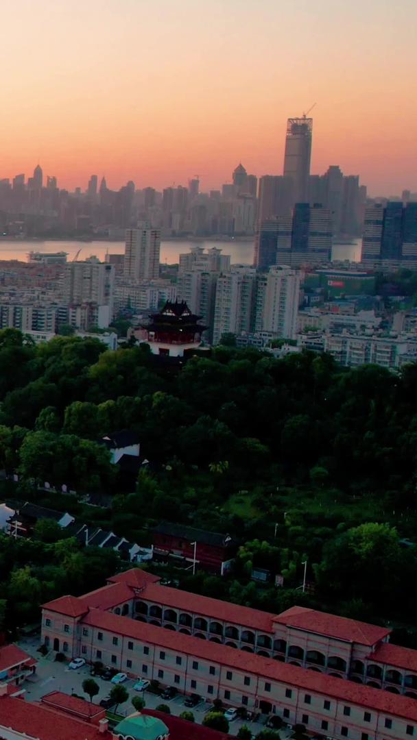 航拍日落时分城市风景广泛延时视频素材视频的预览图