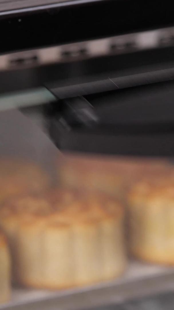 烤完月饼从烤箱里拿出来视频的预览图