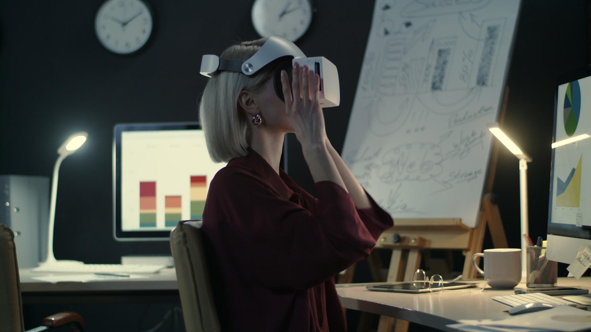 现代商业女性在夜间办公室佩戴虚拟现实眼镜视频的预览图