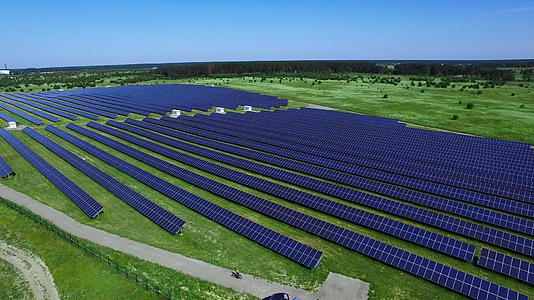 现代太阳能农场生产清洁可再能源视频的预览图