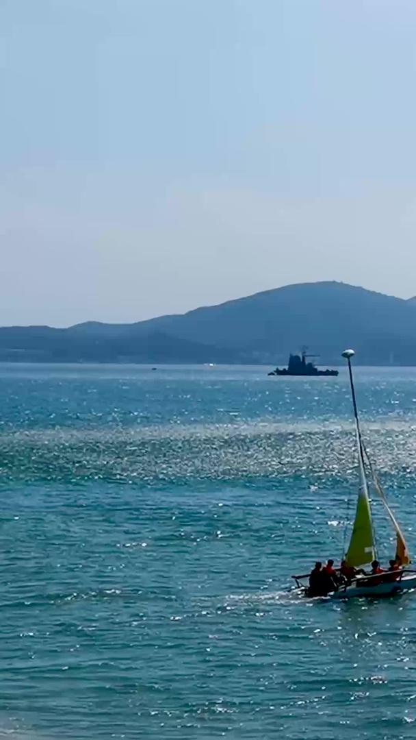 海棠湾出海的帆船和水上运动视频素材视频的预览图