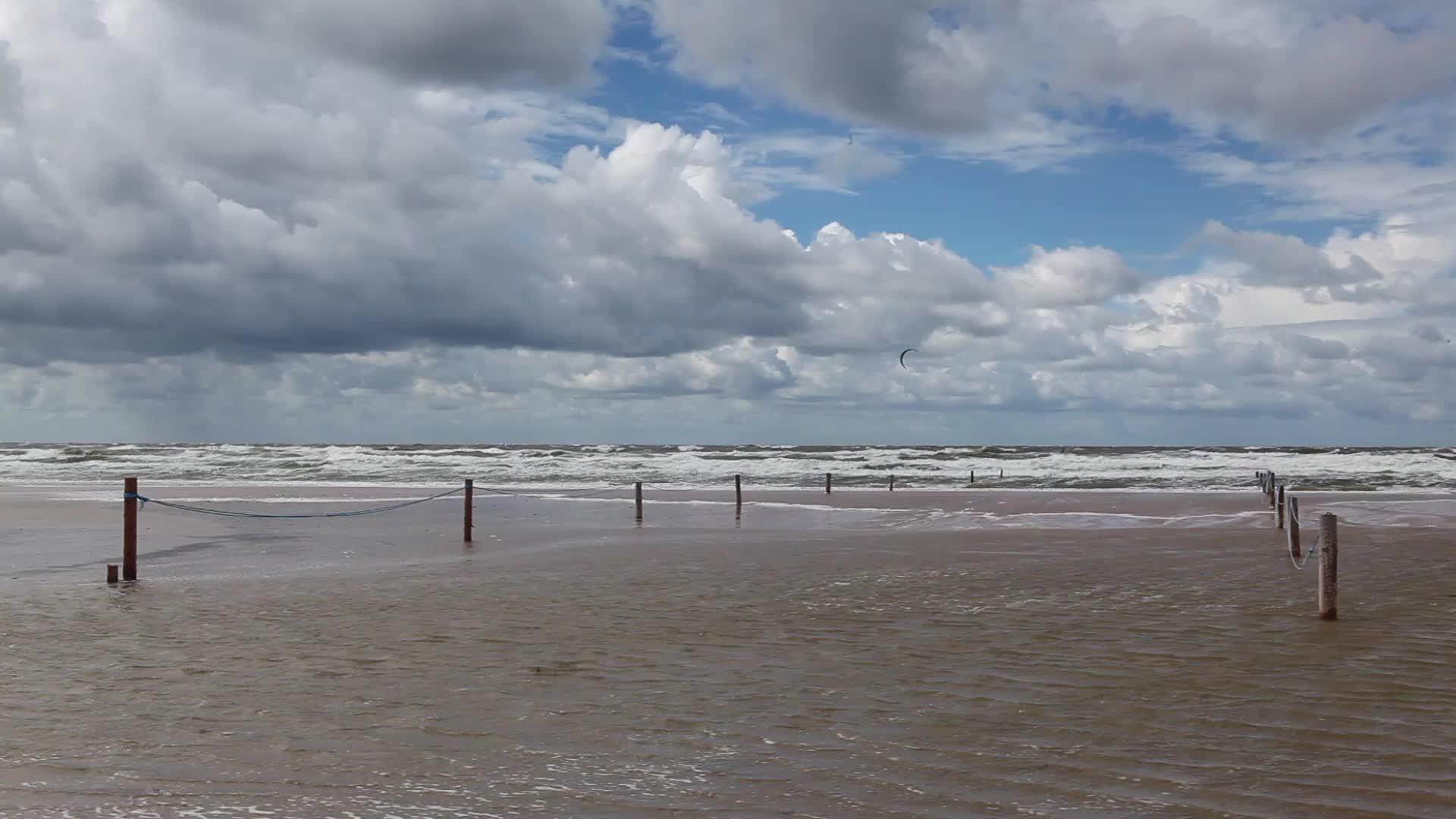 暴雨过后在惊人的拉考克海滩上视频的预览图