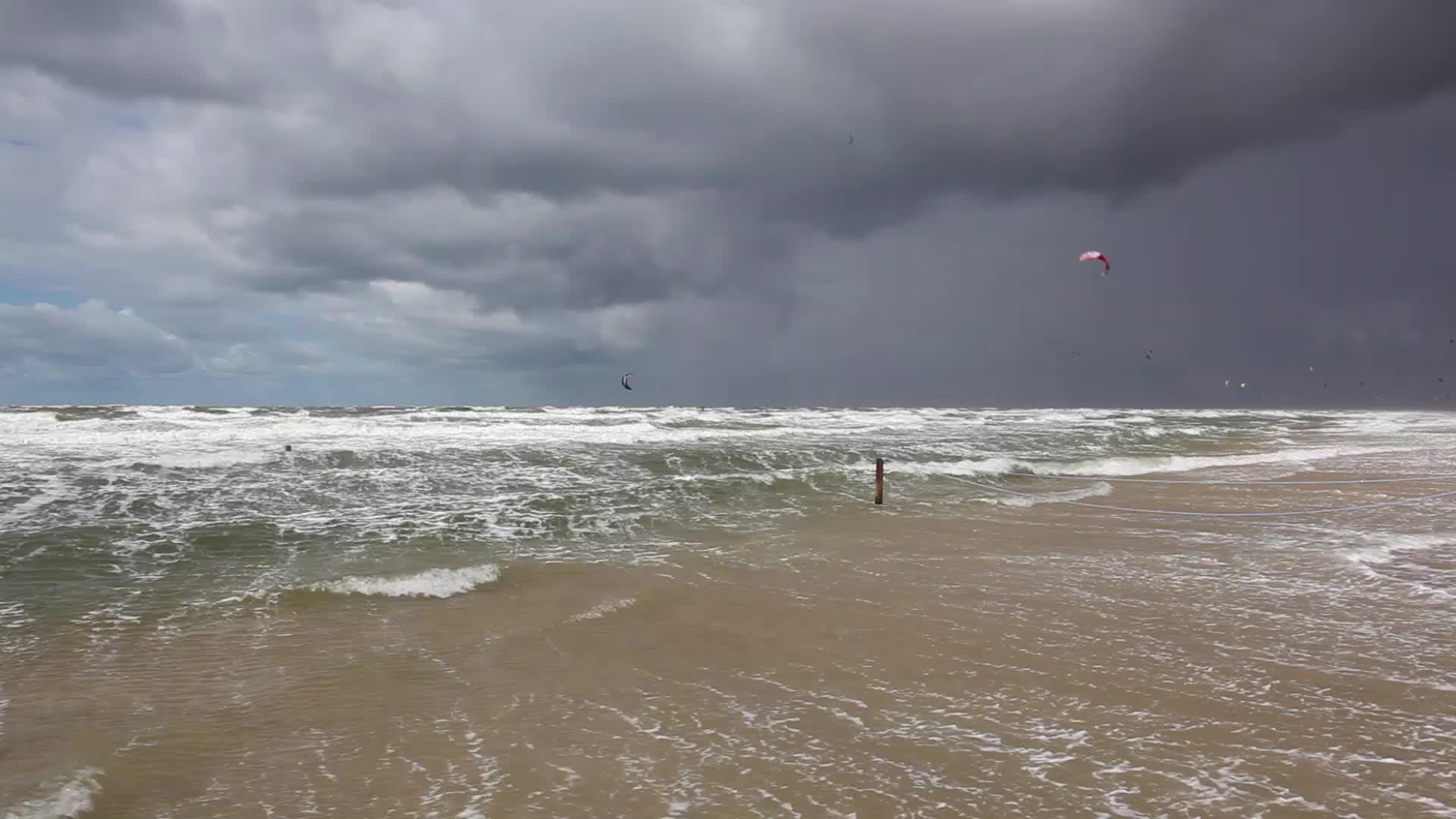 暴雨过后在惊人的拉考克海滩上视频的预览图