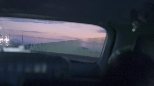自驾游沿途风景后视镜视角看日出视频的预览图
