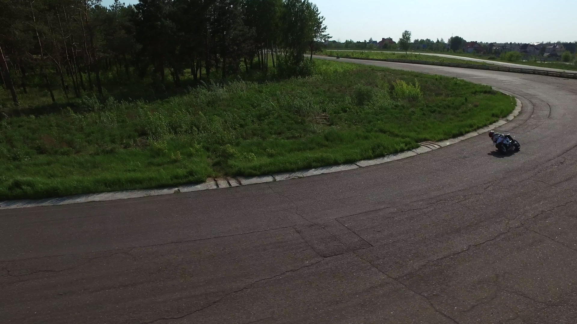 摩托车手骑在赛马路上视频的预览图