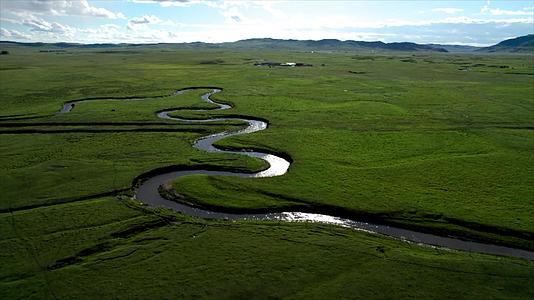 5k航拍内蒙古千里草原上蜿蜒的溪流九曲湾视频的预览图