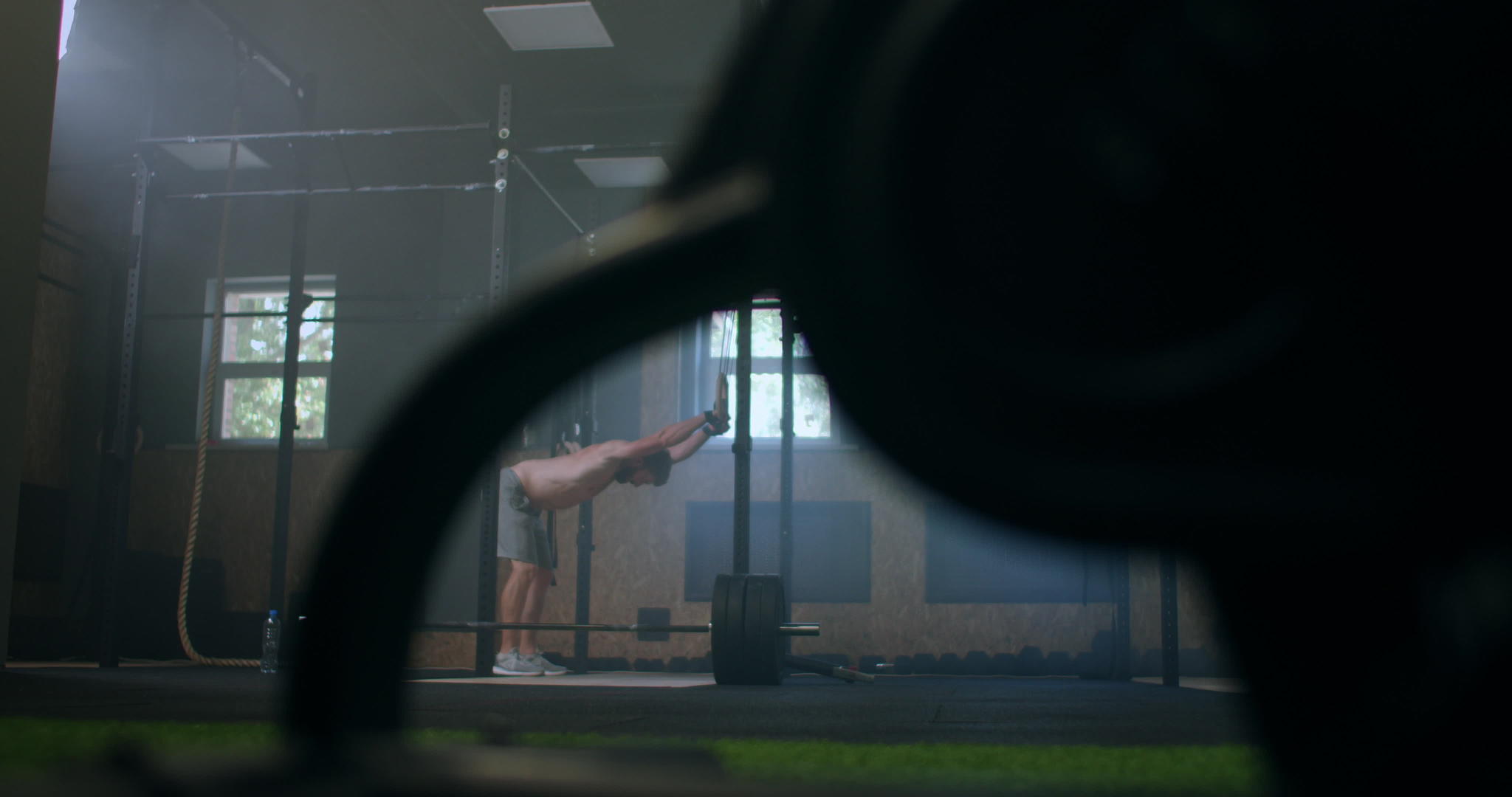 高加索男子用健身带将手臂绑在杠铃上视频的预览图