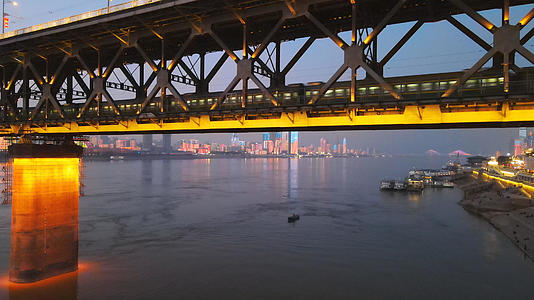航拍城市地标长江上的公铁两用桥梁4k交通素材视频的预览图