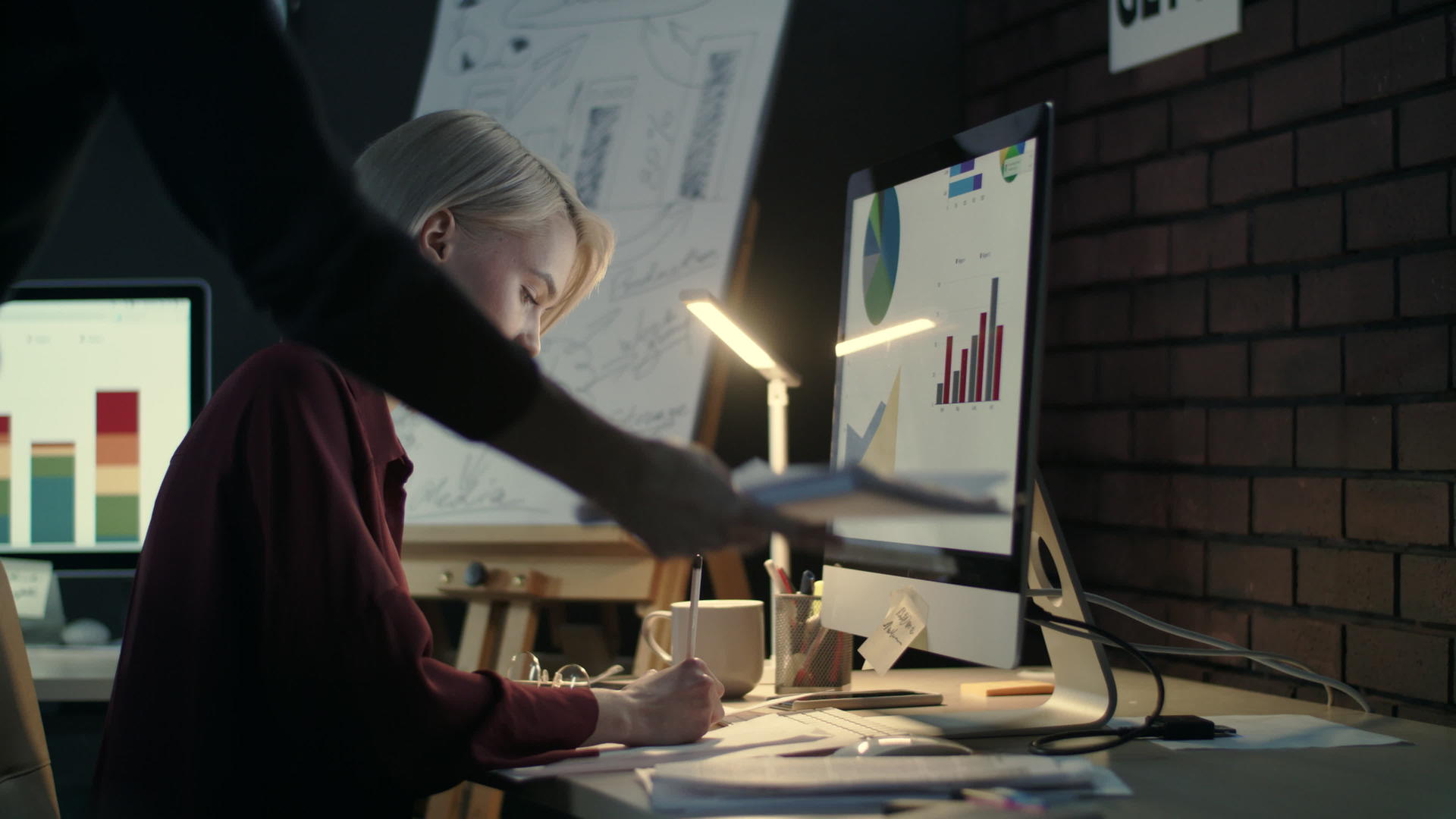 商业女性在夜间办公室从事计算机工作视频的预览图
