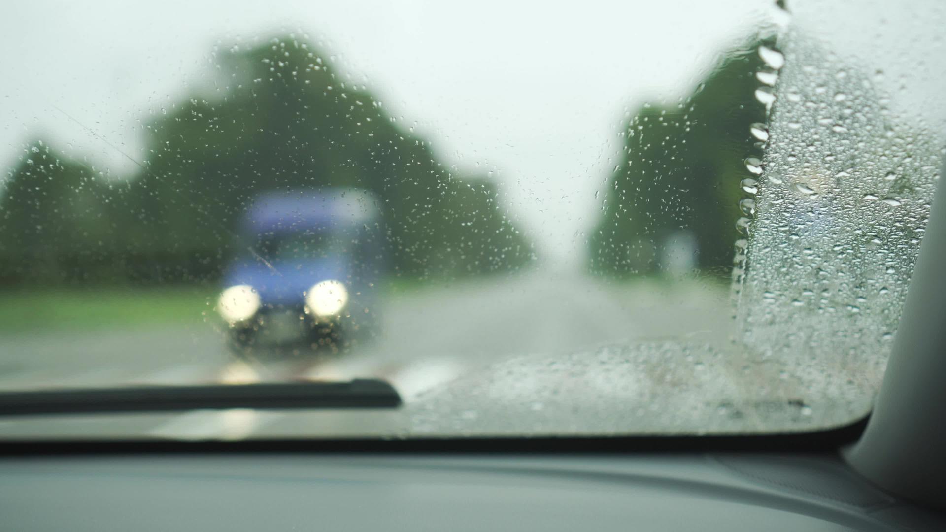 擦拭汽车前玻璃的雨刮器视频的预览图