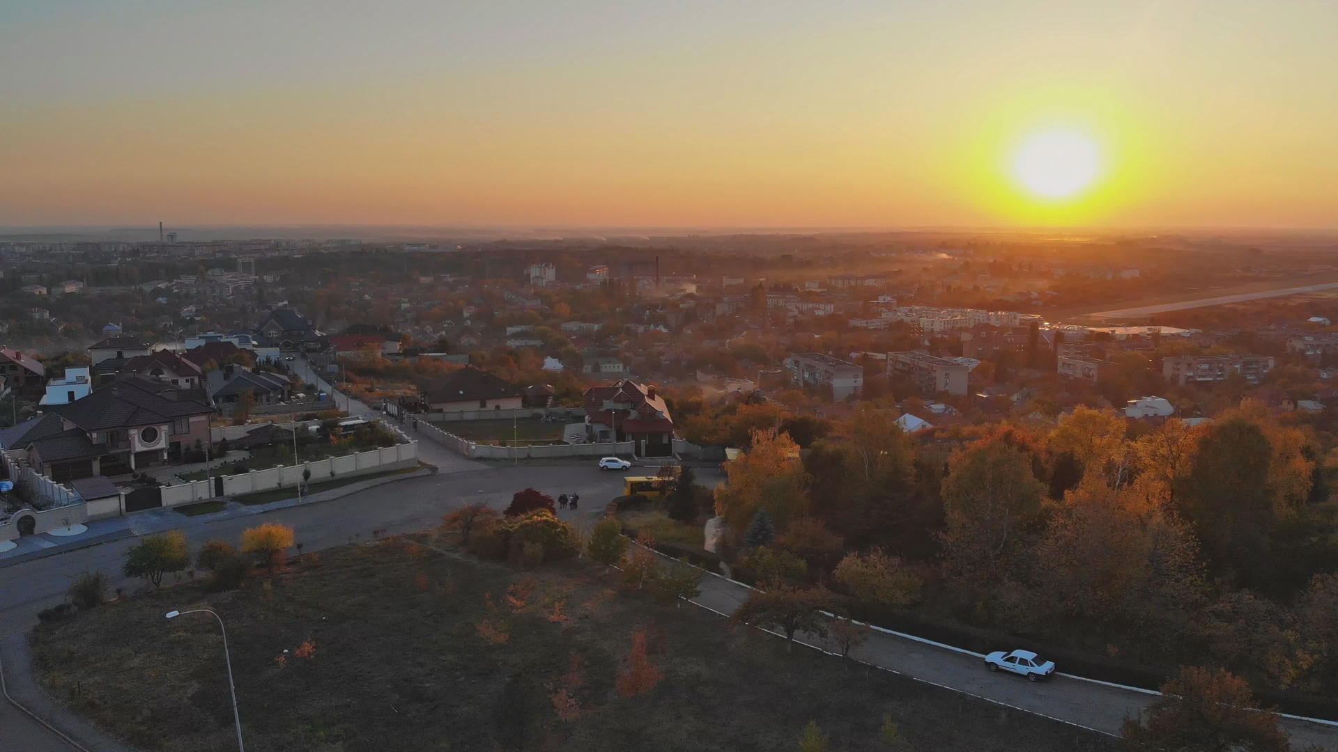 在欧洲小城景空中日落视频的预览图