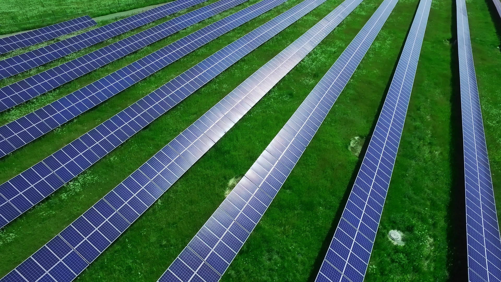 太阳能农场站光伏模块视频的预览图