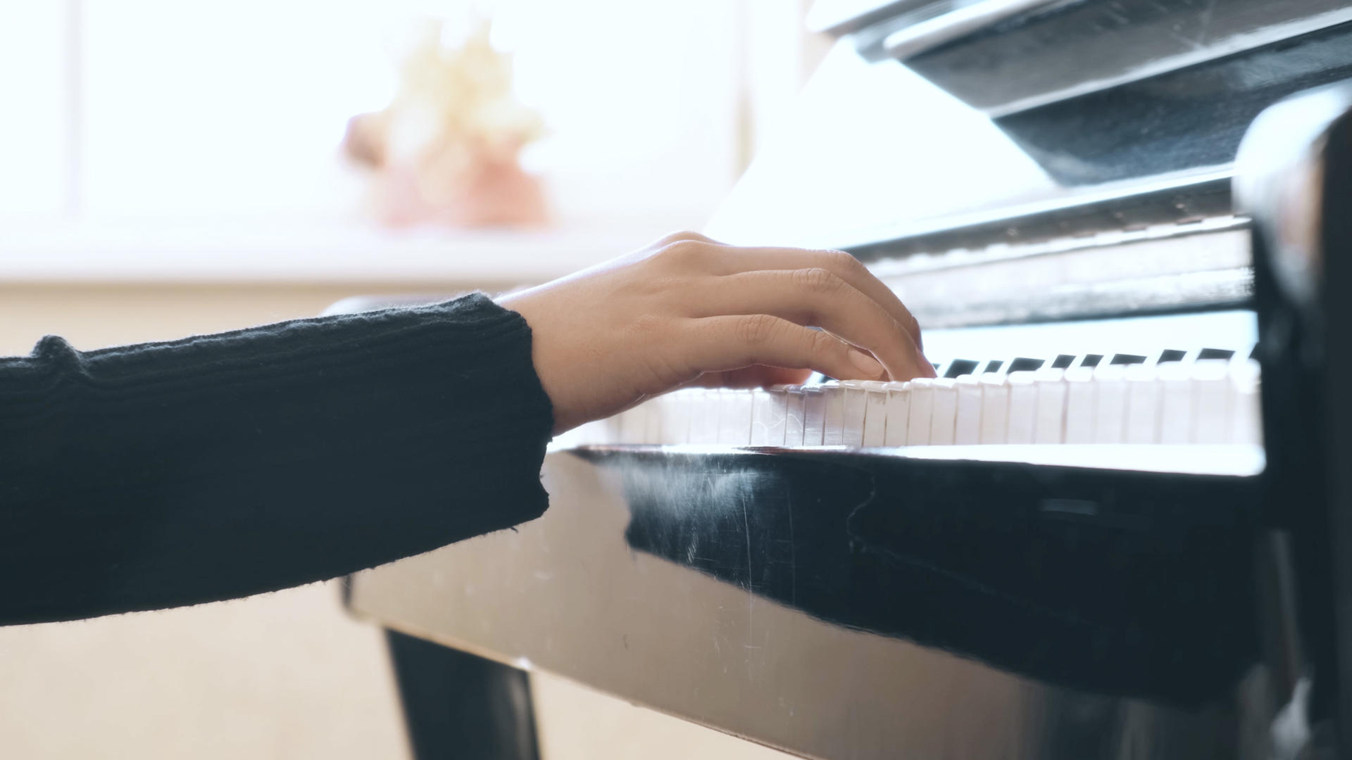逆光下手部特写指法练习弹奏钢琴视频的预览图