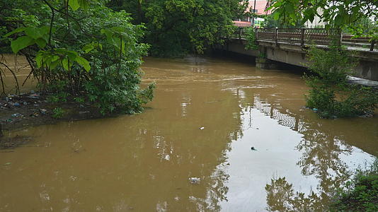 洪水支流河流的泥水挂在桥边木柴碎成碎片视频的预览图
