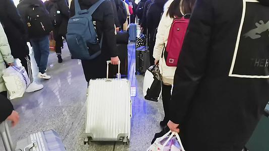 4K火车站春运拖着行李箱和行李的人潮视频素材视频的预览图