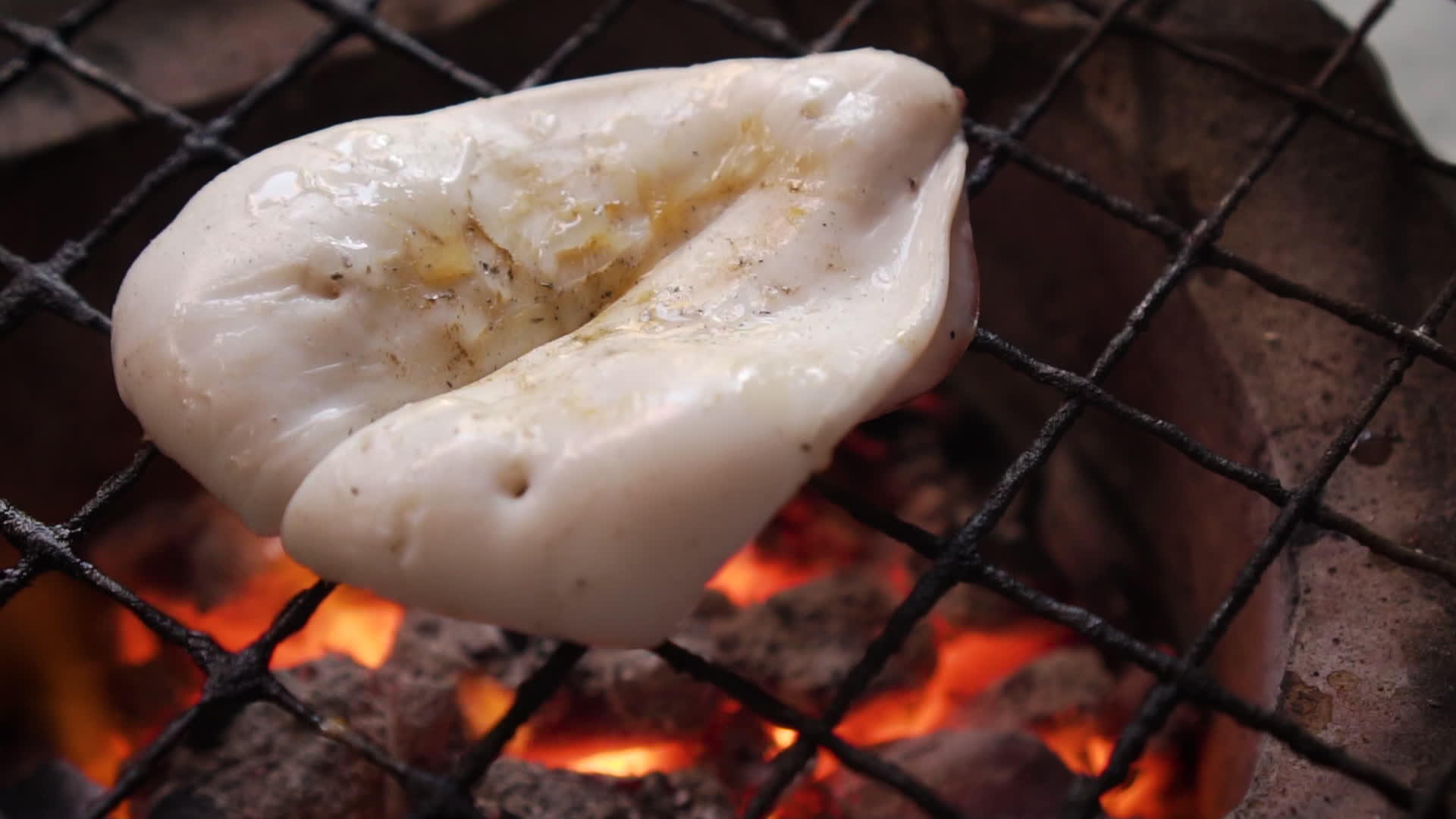 传统炉子上的鱿鱼片烧烤视频的预览图