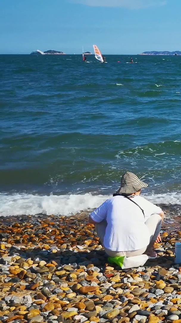 老人坐在海边背影实拍老人视频的预览图