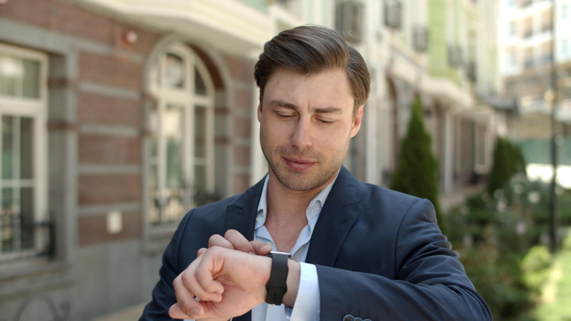 户外使用智能手表的人视频的预览图
