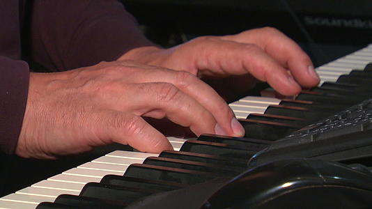 把手放在钢琴键上视频的预览图